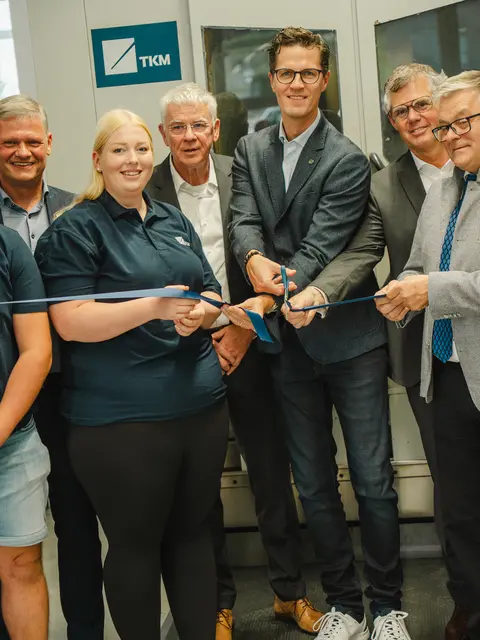 Feierliche Eröffnung mit Nationalrat Mag. Andreas Hanger, Sarah Reiter (Lehrling TKM Austria
GmbH), Axel Müller (Geschäftsführer/CSO TKM Holding), David Bernhard (Geschäftsführer TKM
Austria), Dr. Thomas Klumpen (CEO TKM Holding), Baumeister Leopold Reisinger (v.l.n.r) | Foto: FALKEmedia GmbH