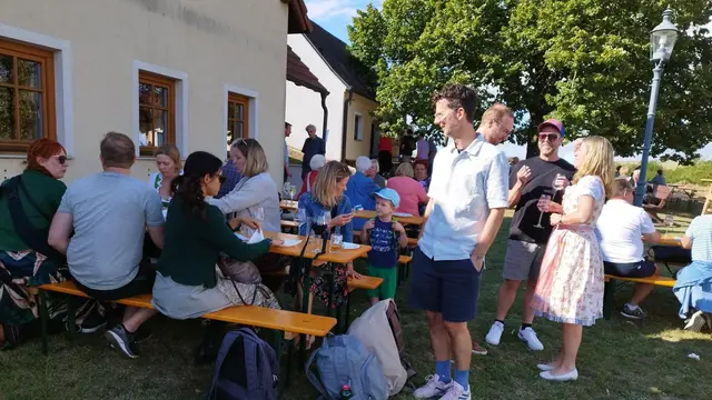 Erstmals waren im Schlosshof  Gast - Winzer aus der Slowakei mit dabei. | Foto: Hofstetter Gertrude
