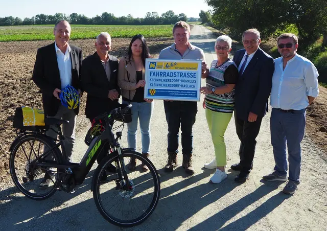 Wolfgang Dafert (Leiter der Straßenbauabteilung Hollabrunn), NR Christian Lausch in Vertretung von LH-Stellvertreter Udo Landbauer, Kerstin Seidl (GR von Nappersdorf-Kammersdorf), Martin Eckl (Bgm. von Nappersdorf-Kammersdorf), Maria Kappe (Vizebgm. von Nappersdorf-Kammersdorf), LAbg. Richard Hogl in Vertretung von Landeshauptfrau Johanna Mikl-Leitner, Ing. Christian Silberbauer (Agrarbezirksbehörde) (v.l.). | Foto: NÖ Straßendienst