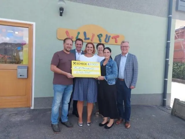 Von rechts nach links: Kazianka Thomas, Zussner Karl, Kindergartenleiterin Soudat Irene, Scheurer Michaela, Brenndörfer Nadine Obfrau der Kinderfreunde Arnoldstein, Bürgermeister Antolitsch Reinhard  | Foto: Kinderfreunde Arnoldstein