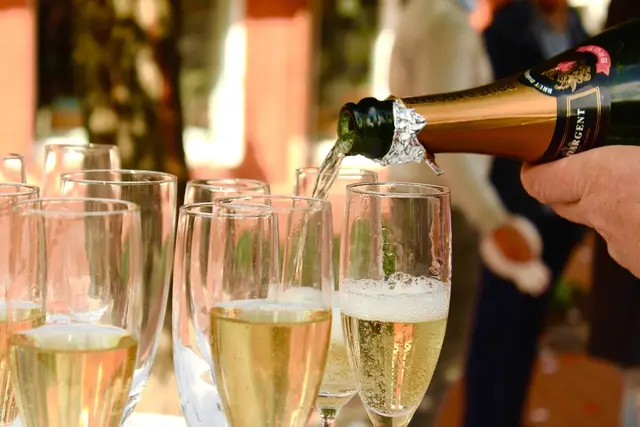 Zur Gratulation wird angestoßen - egal ob mit Sekt oder alkoholfrei. | Foto: pixabay
