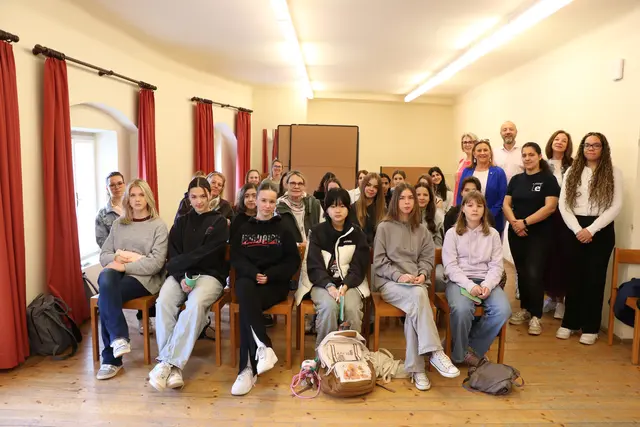 Die Schülerinnen der Mittelschule Klosterneuburg erfuhren beim Girls Day alles über die Chancen, die das spätere Berufsleben zu bieten hat.  | Foto: MeinBezirk/Seebacher
