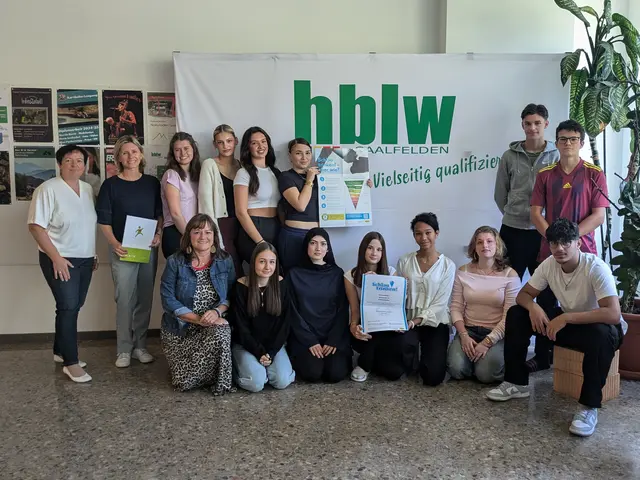 Sabine Dämon von SIPCAN überreichte die Siegerurkunde an die 2 FSa.      Foto: Erika Herzog