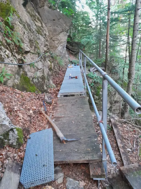 Die alten morschen Bretter wurden ausgetauscht. | Foto: OeAV Sektion Obergailtal