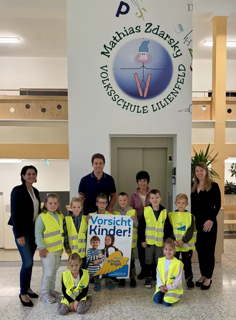 Bürgermeister Manuel Aichberger übergab gemeinsam mit Patricia Rauscher und Maria Weissenböck gelbe Warnwesten an die Erstklässler der Zdarsky-Volksschule. | Foto: Stadtgemeinde Lilienfeld