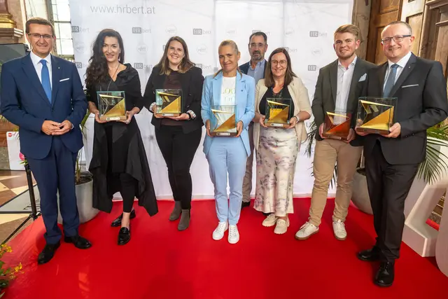 Alle Preisträger des HRbert 2025 – v.l.: Wirtschafts-Landesrat Markus Achleitner, Bettina Buchberger (in Vertretung von Bruno Buchberger), Melanie Boudar (Miba Bearings Materials), Valborg Burgholzer-Kaiser (Eisenbeiss), Andreas Berger (Rosenbauer International AG), Petra Eder (Zauner Anlagentechnik), Philipp Heissbauer (Fill), Bezirkshauptmann Werner Kreisl (SHV Perg).  | Foto: Cityfoto/Pelzl