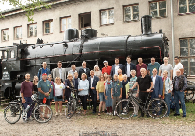 Radlergruppen aus mehreren Gemeinden der Umgebung organisierten eine Sternfahrt und trafen sich zur gemeinsamen Ankunft bei der Feier.  | Foto: ARGE Dampfross und Drahtesel