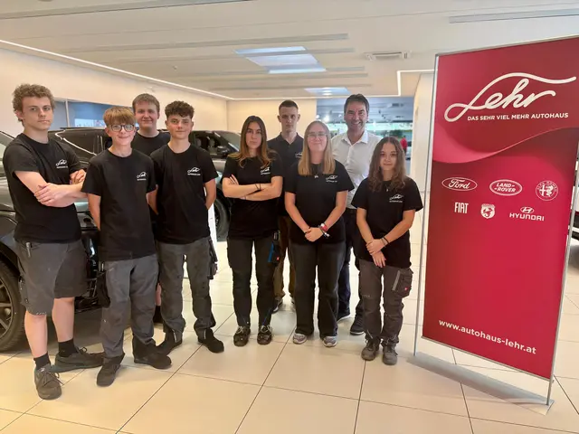 Im Autohaus Lehr sind die Lehrlinge los - Alexander, Simon, Daniel, Gabriel, Celine, Fabian, Bettina und Anika mit Franz Bayer.