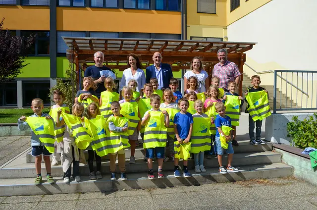  GGR Georg Kurzbauer, Direktorin Martha Hollergschwandtner, Bürgermeister Gerald Höchtel, Patricia Breier, GGR Andreas Thomaso  | Foto: Marktgemeinde Sieghartskirchen