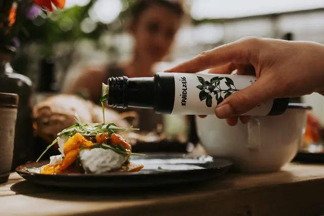 Nur ein paar Tropfen der Bio-Kräuteröle machen aus einem Gericht ein Gourmeterlebnis. | Foto: kraidlzeig