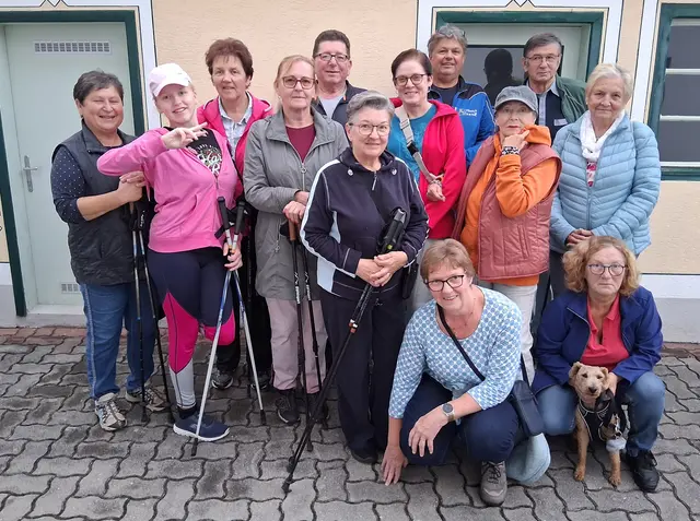 Theresia Wieder, Nina Wukowitsch, Charlotte Tremmel, Christine Scharka, Geburtstagskind Gerhard Wildzeiss, Margarete Sachs, Karla Schöll-Tritremmel, Erwin Grössing, Renate Schubert, Erich und Maria Schock, vorne Ursula Wildzeiss und Rita Schwarz. 
 | Foto: Werner Schöll