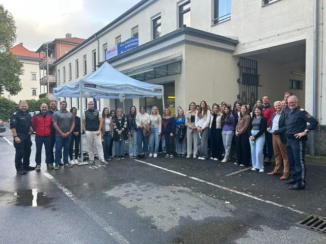 Besuchergruppe mit Schülerinnen und Schülern der 5AHW und 5BHW und Einsatzleitern sowie Exekutivorganen der PI Spittal mit dem Fürhungsteam der Schule und der Polizei. | Foto: PI Spittal, Ramsbacher 