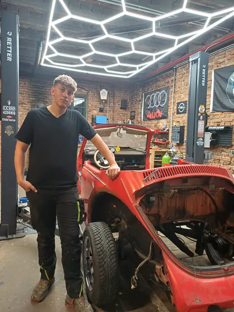 Leon Hinterreither-Kern in seiner Werkstatt und mit seinem aktuellen Projekt: die Restauration eines alten Käfers. | Foto: Hinterreither-Kern