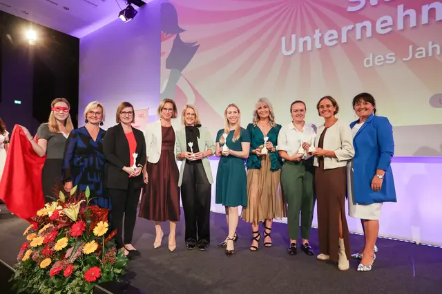 Das sind die Unternehmerinnen des Jahres 2025: Landeshauptmann-Stellvertreterin Manuela Khom (r.) und WKO-Steiermark-Vizepräsidentin- sowie FiW-Landesvorsitzende Gabi Lechner (2. v.l) gratulieren den frisch gekürten Unternehmerinnen des Jahres 2025 (beginnend ab 3.v.l.): Marianne Legenstein (Siegerin Kategorie „Beste Unaufhaltbare“), Magdalena Loitzl und Barbara Pinnisch-Schneider („Publikumspreis“), Katrin Susanna Wallner („Beste Innovatorin“), Jasmin Hirschmann („Beste Nachhaltige“), Christina Frewein („Beste Neugründerin“) und Sarah Hofbauer („Beste Gestalterin“). | Foto: Morgenstern