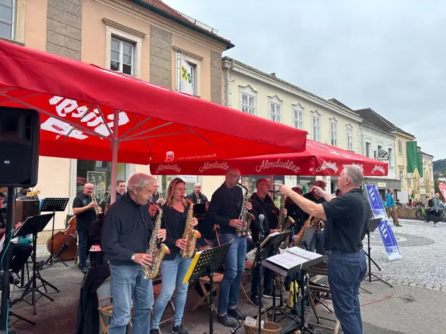 Diesmal gesellte sich zum kulinarischen Vergnügen auch ein musikalisches Feuerwerk: Die BigBandFormationHorn brachte den Hauptplatz zum Swingen. | Foto: Manuela Danzinger