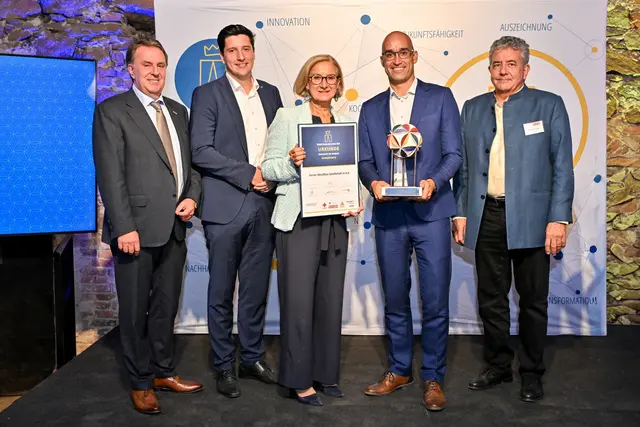 Gewinner in der Kategorie „Klimaschutz“ ist die Forster Metallbau Gesellschaft m.b.H. aus St. Peter in der Au (v.l.): WKNÖ-Präsident Wolfgang Ecker, Marin Skelo (Referent für Bildung und Arbeitsmarkt, IV NÖ), Landeshauptfrau Johanna Mikl-Leitner, Geschäftsführer Andreas Grader sowie UBIT NÖ-Obmann-Stellvertreter Klaus Hochkogler. | Foto: Tanja Wagner