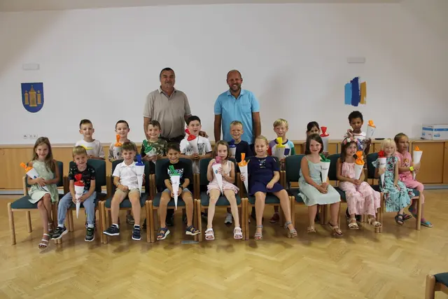 Bürgermeister Martin Kramelhofer und Vizebürgermeister Daniel Karacsonyi überreichten Gutscheine und Schultüten an die Kinder. | Foto: Gemeinde Rechnitz