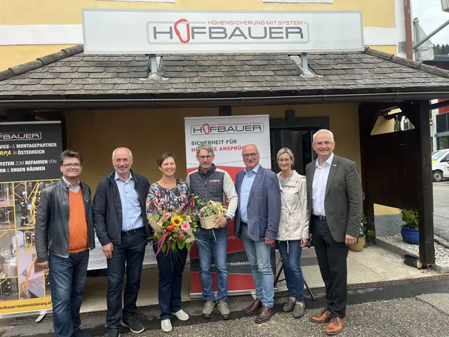 Hausherr Georg Kölbel, Bürgermeister Johann Lueger, Gudrun und Hermann Hofbauer, Bürgermeister Gerhard Lueger, Amtsleiterin Tatjana Stangl, Wirtschaftskammer-Bezirksstellenleiter Andreas Geierlehner. | Foto: Hofbauer
