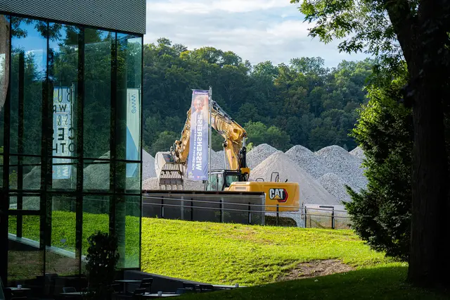 Im Welser Messegelände fällt eine Halle nach der anderen und ebnet die Fläche für die Arbeiten am neuen Volksgarten.