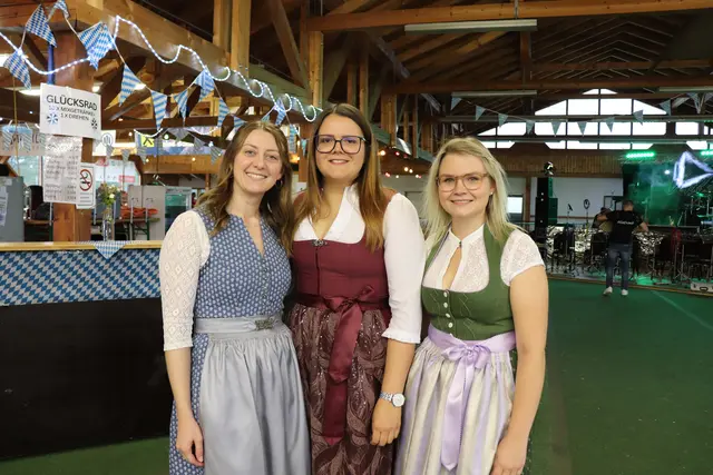 Kapellmeisterin Laura Haslinger, Obmann-Stv. Julia Buchner und Kassierin Theresa Schmidtberger. | Foto: Musikverein Naarn