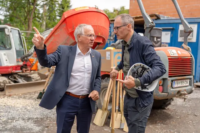 Bürgermeister Josef Ober ist froh, dass es noch mutige Wirtschaftstreibende gibt, die auch in herausfordernden Zeiten investieren. | Foto: Facebook Stadtgemeinde Feldbach