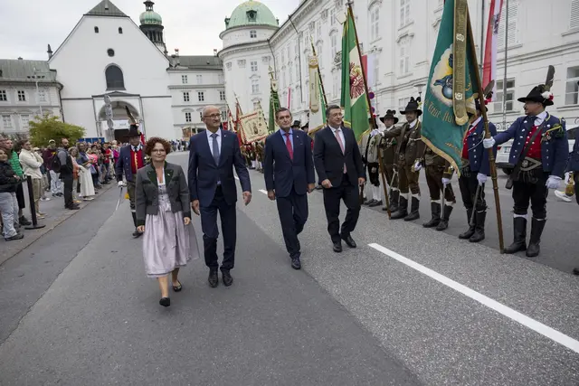 Abschreiten der Front mit Major Kurt Mayr (hinten), (v.li.): StSin Elisabeth Zehetner, LH Anton Mattle, BM Peter Hanke und EU-Kommissar Apostolos Tzitzikostas. | Foto: Land Tirol/Sedlak