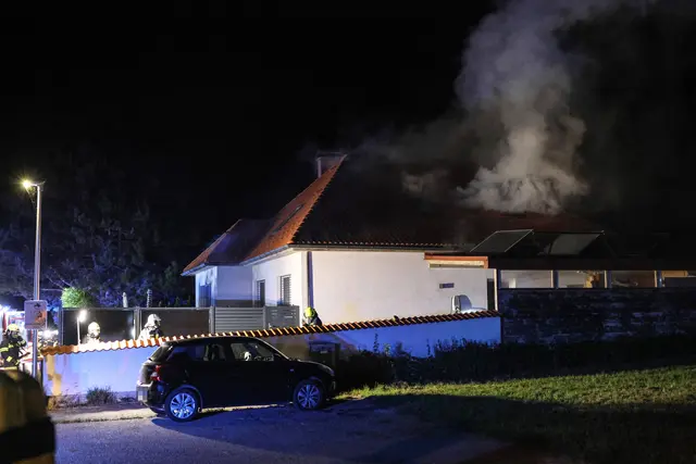 Dach eines Hauses in Thalheim bei Wels in Vollbrand – Vier Feuerwehren rückten aus, um das Feuer zu bekämpfen.