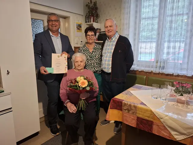Bürgermeister Peter Frühberger, Tochter Dittinger Johanna, Sohn Jungmayer Georg und Jubilarin Jungmayer Johanna (v.l.) | Foto: Marktgemeinde Seefeld-Kadolz