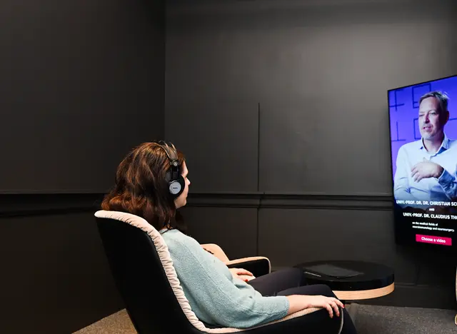 Vortrag am Bildschirm: die Besucher:innen lassen sich von spannenden Inhalten inspirieren und vertiefen ihr Wissen zur Ausstellung. | Foto: AUDIOVERSUM / Vandory