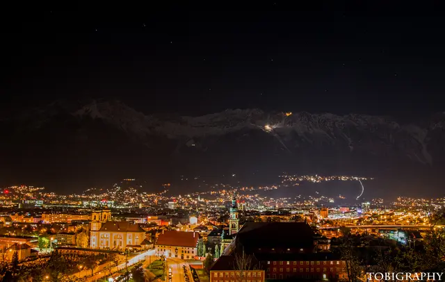 Ein Pkw-Lenker trat die Flucht in Innsbruck gegen die Polizei an. Anscheinend wurde er von einer Person mit einer Waffe bedroht und musste fliehen. Die drohende Person konnte nicht gefunden werden. Die Polizei bittet nun um Hinweise.