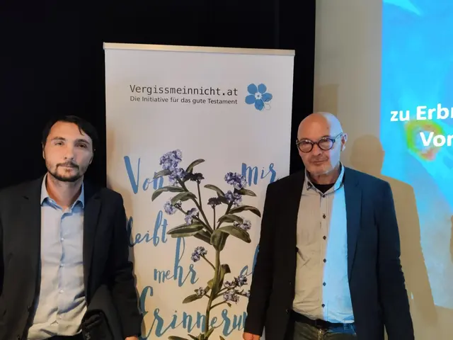 Notarsubstitut Markus Rainer (Notariat Sauper &amp; Übeleis) und Markus Aichelburg von der Initiative Vergissmeinnicht | Foto: VGMN