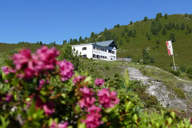 Die Adolf-Pichler-Hütte ist eine der Einkehrmöglichkeiten auf der Wanderroute zum Sonntagsköpfl.  | Foto: Heidi Kastl