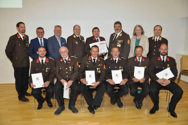 Ein Jahr nach der Hochwasserkatastrophe in Ladendorf luden die sieben Feuerwehren des Unterabschnittes zu einem Festakt.  | Foto: FF Ladendorf