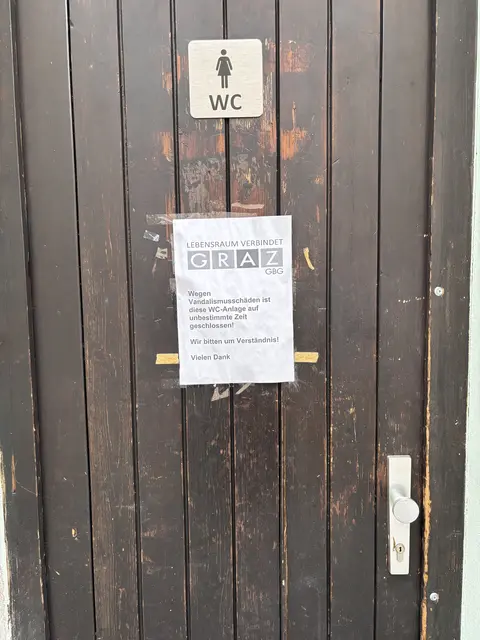 Die Hinweisschilder, dass die Toiletten aufgrund von Vandalismus aktuell gesperrt sind, werden immer wieder entwendet.  | Foto: MeinBezirk/Kropac