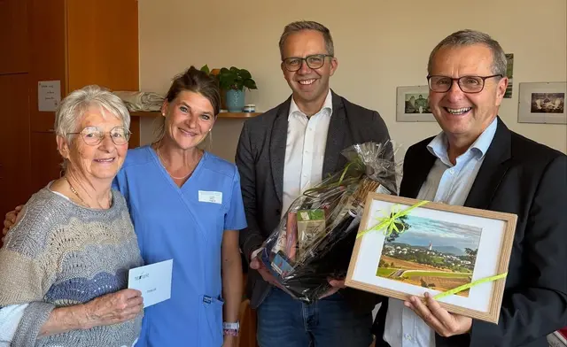 Angela Leitl und Diplomkrankenpflegerin Ingrid Bauer mit den beiden Bürgermeistern Fritz Robeischl und Christian Denkmaier (von links). | Foto: zVg