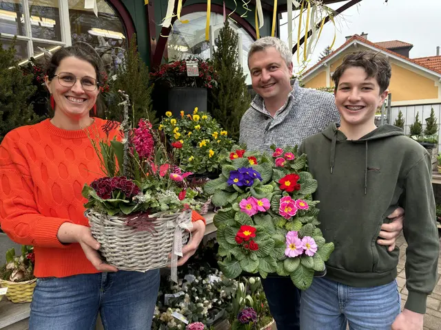 Betty und Sebastian Lindner (im Bild mit Sohn Josef) bilden in ihrem Blumengeschäft immer wieder Lehrlinge aus.  | Foto: Lisa Gold