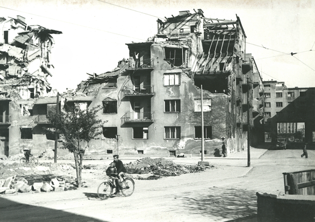 Die neue Ausstellung im Nordico widmet sich der Nachkriegszeit in Linz – im Bild: Bombenschaden Handel-Mazzetti-Straße im Herbst, 1944 | Foto: Nordico Stadtmuseum