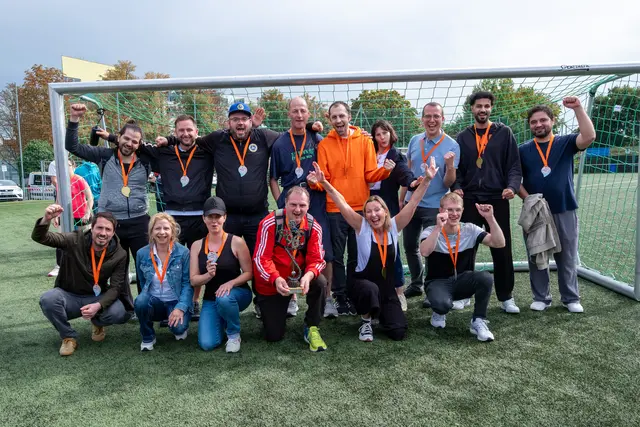 Fußballteams wie der „FC Ergebnisverwaltung“ haben beim Fußballturnier von Jugend am Werk gewonnen. | Foto: Attila Izmir