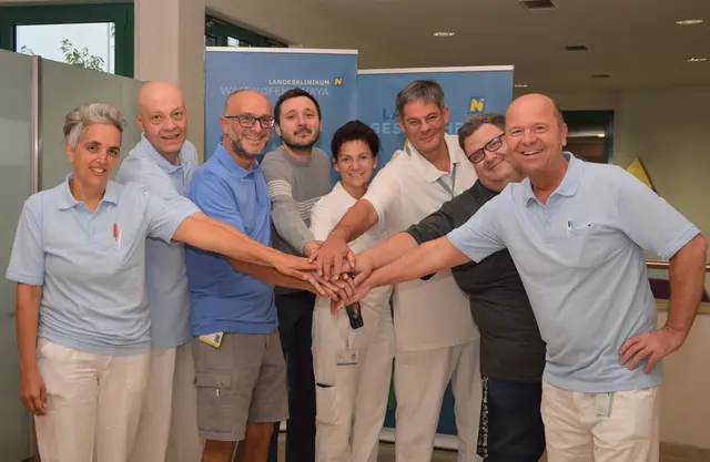 Beate Raidl, Thomas Schwertberger, Ernst Gattinger, Paul-Ciprian Pitik, Martina Schlüter, Roland Böhm, Michael Mattern und Günter Wendl (v.l.) | Foto: LK Waidhofen/Thaya