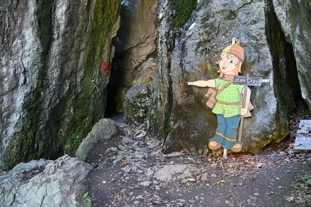 Durch den Spalt zwängte ich mich noch durch, über steile Stufen in finsteres Felsenloch dann nicht mehr