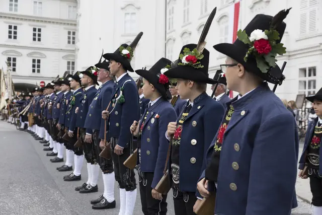 Aufgestellte Front vor der Innsbrucker Hofburg beim Landesüblichen Empfang anlässlich des Besuchs von EU-Kommissar Apostolos Tzitzikostas in Tirol.. | Foto: Land Tirol/Sedlak