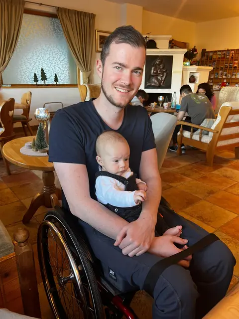 Als junger Vater möchte Jonathan für seinen Sohn möglichst selbstständig bleiben. | Foto: Jonathan Voggenreiter