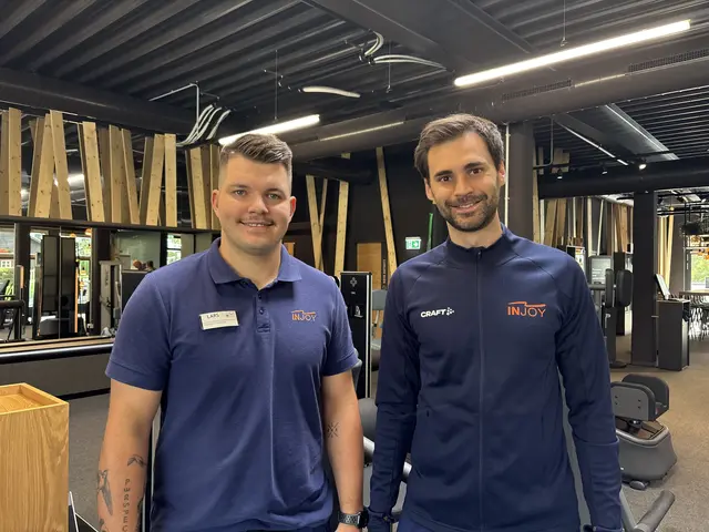 GF und Lehrlingsausbilder Sebastian Rathgeb (rechts) mit Lars Halm (links), welcher bei Injoy Kaprun die Lehre machte. | Foto: MeinBezirk