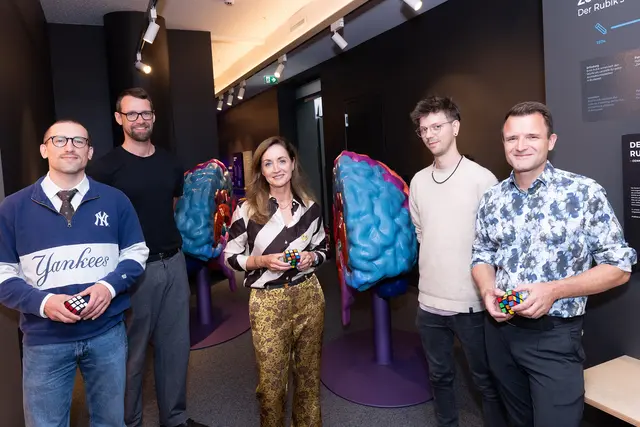 Zeichneten für Planung, Organisation und Umsetzung der Ausstellung „BRAIN GYM AI“ verantwortlich (v.l.): David Braun (Projektmanagement, Hüttinger), Rupert Asanger (wau – Salon für gepflegte Gestaltung), Julia Sparber-Ablinger (Head of AUDIOVERSUM), Sebastian Elpelt (Teamleiter Softwareentwicklung, BrainGymAI) sowie Marco Spiegl (Chief Operating Officer, Hüttinger &amp; BrainGymAI). | Foto: AUDIOVERSUM / Vandory