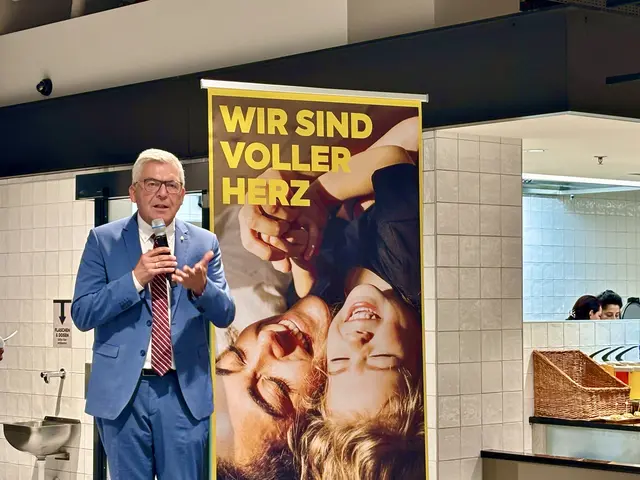 Landesrat Josef Schwaiger betont in seiner Rede die Wichtigkeit von Regionalität. | Foto: Simon Haslauer