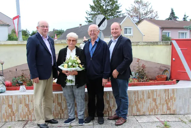 Bürgermeister Johann Laa (ÖVP), Margaretha und Franz Rongits und Ortsvorsteher Markus Maurer (ÖVP) | Foto: Marktgemeinde Trautmannsdorf