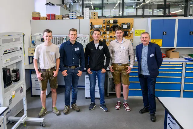 Franz Patsch (Standortleiter Lehrwerkstatt Kaprun) mit den Salzburger Lehrlingen Kilian Köhlbichler, Simon Proske Felix Hauser, Stefan Oberbarleitner | Foto: Johannes Wiedl/VERBUND