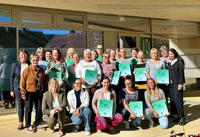 Alle 19 Auszubildenden aus den acht teilnehmenden Gemeinden des Bezirkes mit den Ausbildungs- und Projektleitungen. | Foto: MAS Alzheimerhilfe