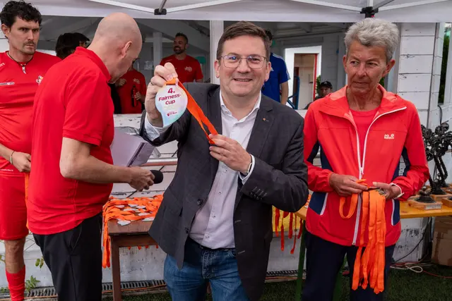 Bezirksvorsteher Wilfried Zankl (SPÖ) hat Medaillen vergeben. | Foto: Attila Izmir