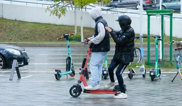 Kollision in Schwaz:  die Pkw-Lenkerin blieb an der Unfallstelle, die beiden unbekannten Personen auf den E-Scooter stiegen auf und verließen die Unfallstelle.  | Foto: Imago